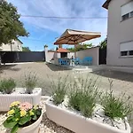 Mel&stef With Swimming Pool Ideal For Family Vacation Apartment