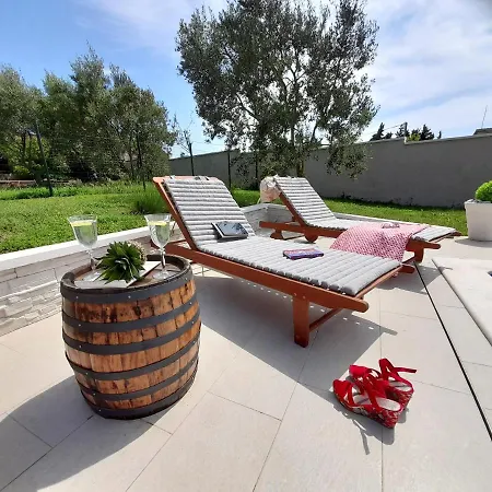 Mel&stef, Charming House, With Private Swimming Pool Ideal For Family Vacation Apartment *