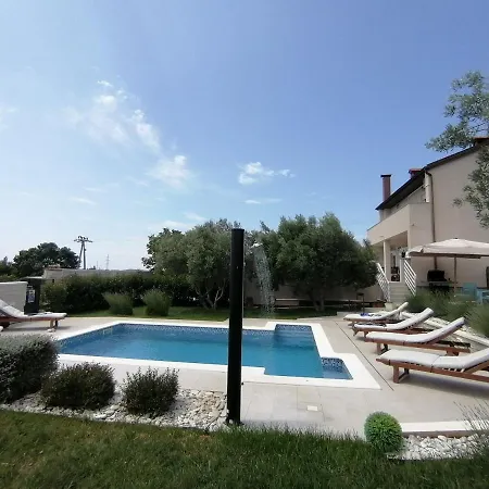 Mel&stef, Charming House, With Private Swimming Pool Ideal For Family Vacation * Pula