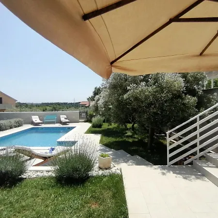 Mel&stef, Charming House, With Private Swimming Pool Ideal For Family Vacation Apartment