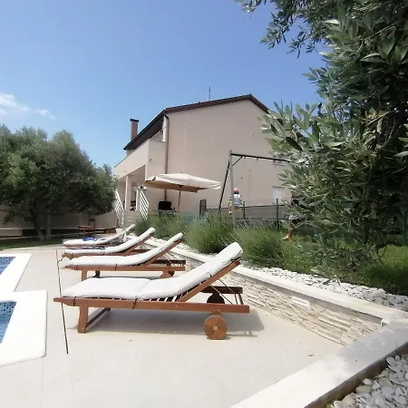 Mel&stef With Swimming Pool Ideal For Family Vacation Apartament *